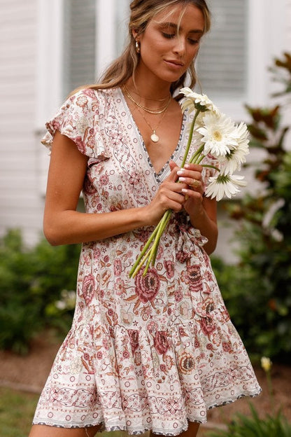Bedrucktes V-Ausschnitt Kurzarm Kleid mit Hoher Taille und Unregelmäßigem Saum | Ideal für den Sommer