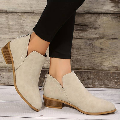 Stiefeletten mit spitzer Zehenpartie und perforierter Rückseite