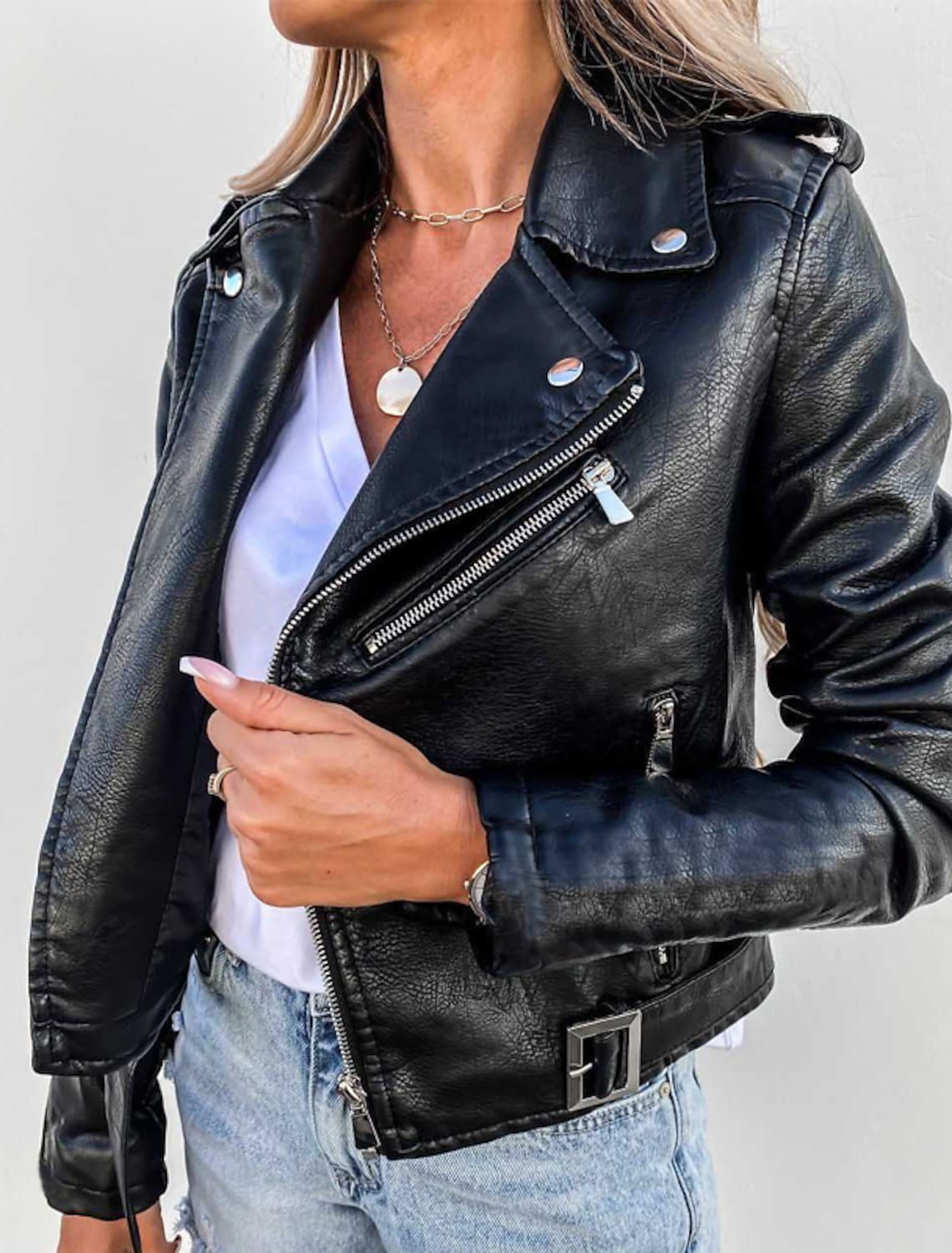 Kurze Bikerjacke mit Stehkragen und Reißverschluss-Details | Ideal für Frühling und Herbst