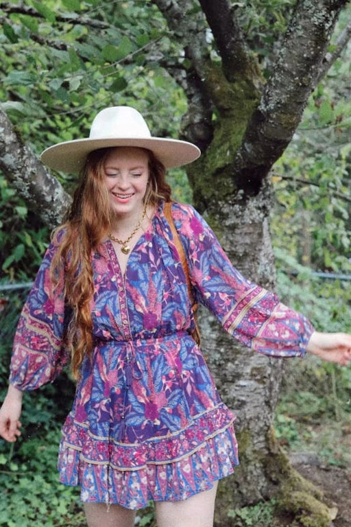 Bedrucktes Midi-Kleid mit V-Ausschnitt und langen Ärmeln sowie Rüschen-Details | Ideal für Frühling und Herbst