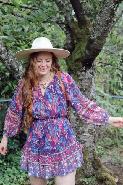 Bedrucktes Midi-Kleid mit V-Ausschnitt und langen Ärmeln sowie Rüschen-Details | Ideal für Frühling und Herbst