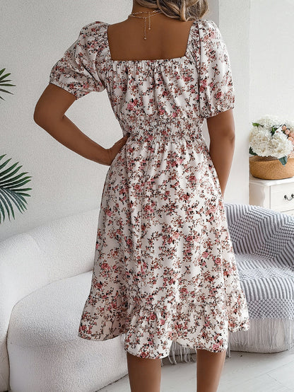 Blumenkleid mit Quadrat-Ausschnitt, Rüschen und Hohem Bund | Ideal für den Sommer