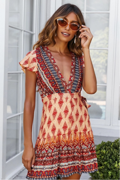 Bedrucktes V-Ausschnitt Kurzarm Kleid mit Hoher Taille und Unregelmäßigem Saum | Ideal für den Sommer