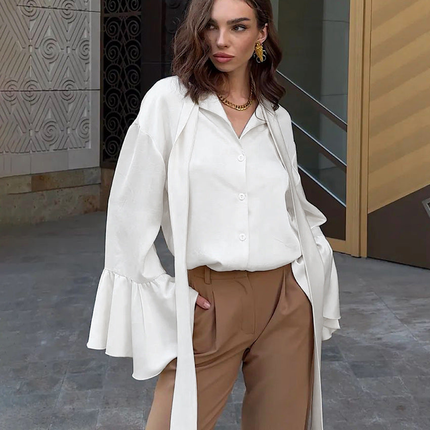 Satinbluse mit Schleifenkragen Trompetenärmeln und Rüschen | Ideal für den Frühling