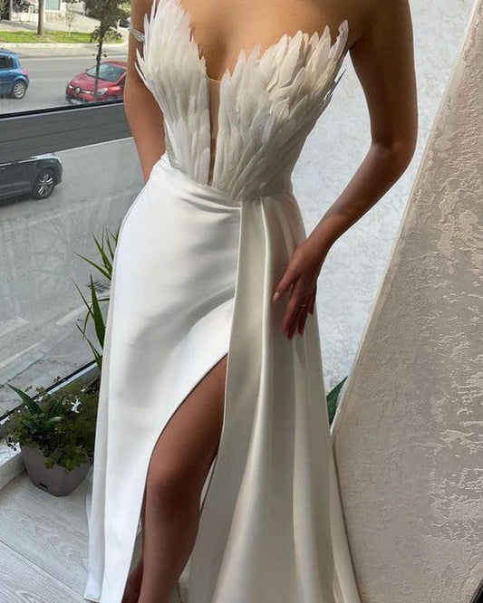 Bodenlanges Kleid mit Federbesatz und Kragen mit Linie | Ideal für Frühling und Sommer