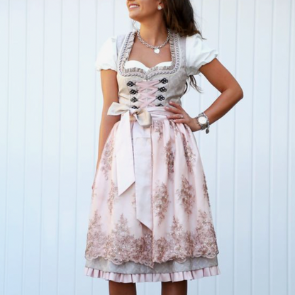 Traditionelles Bayerisches Dirndlkleid mit Dekorativen Details und Ausgestelltem Rock I Ideal für den Herbst