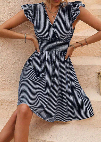Gestreiftes V-Ausschnitt-A-Linien-Kleid mit Flügelärmeln | Ideal für den Sommer