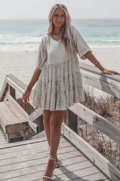 Stufiges Pailletten-Babydoll-Mini-Kleid | Ideal für Sommerpartys