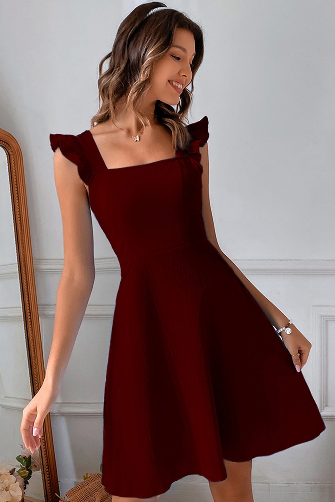 Ärmelloses Mini-Kleid mit Rüschen und Rückenschleife im Square-Neck-Design | Ideal für den Sommer