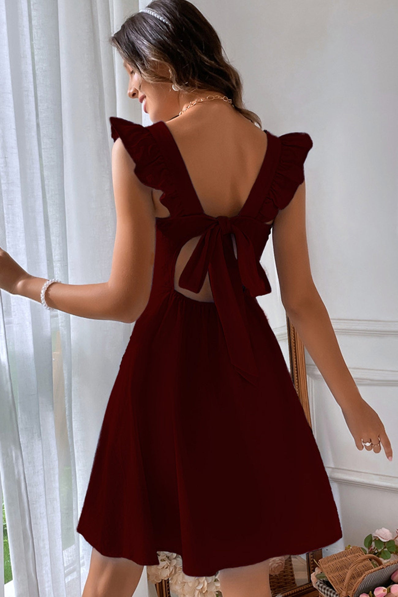 Ärmelloses Mini-Kleid mit Rüschen und Rückenschleife im Square-Neck-Design | Ideal für den Sommer
