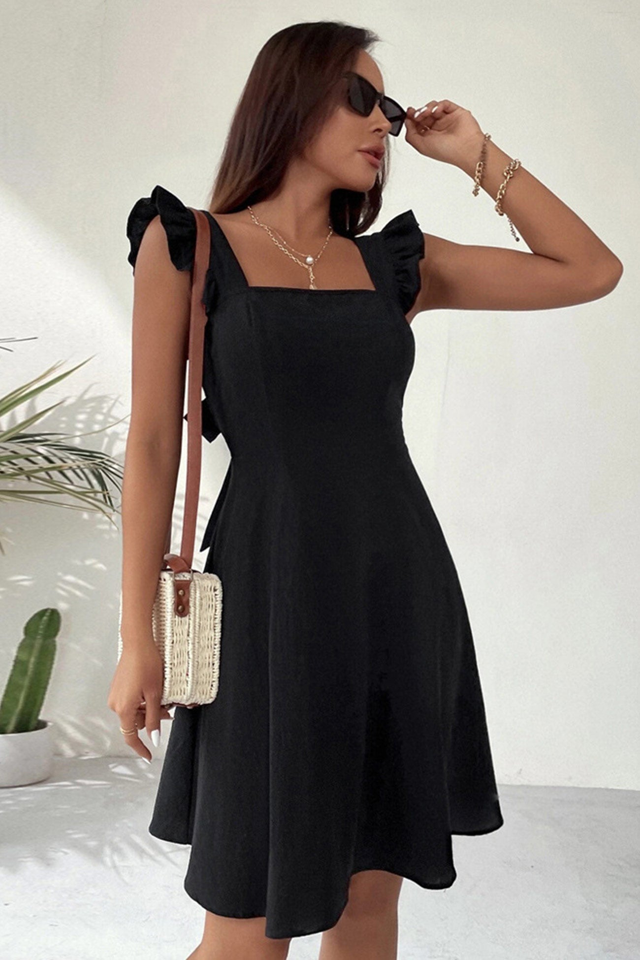 Ärmelloses Mini-Kleid mit Rüschen und Rückenschleife im Square-Neck-Design | Ideal für den Sommer