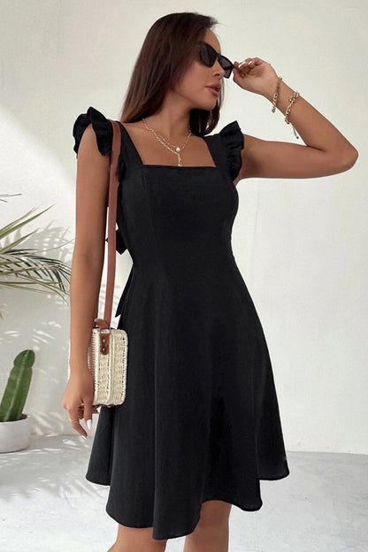 Ärmelloses Mini-Kleid mit Rüschen und Rückenschleife im Square-Neck-Design | Ideal für den Sommer