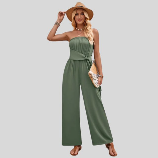 Schulterfreies Jumpsuit mit Taillenband und fließendem Stoff