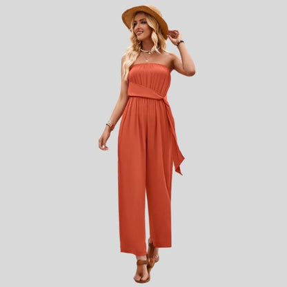 Schulterfreies Jumpsuit mit Taillenband und fließendem Stoff