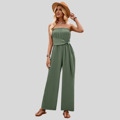 Schulterfreies Jumpsuit mit Taillenband und fließendem Stoff