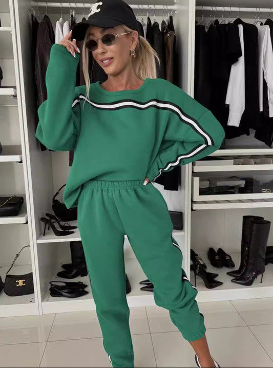 Zweiteiliges Set aus Rundhalspullover mit Kontrastfarbe und Cropped Hose | Ideal für alle Jahreszeiten