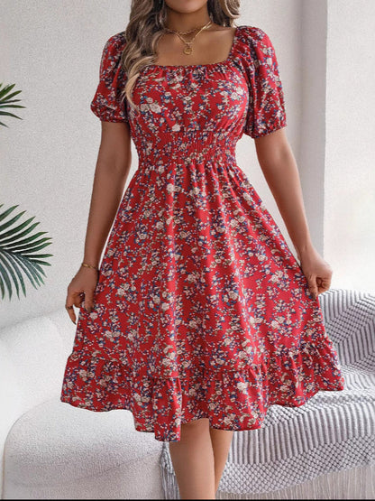 Blumenkleid mit Quadrat-Ausschnitt, Rüschen und Hohem Bund | Ideal für den Sommer