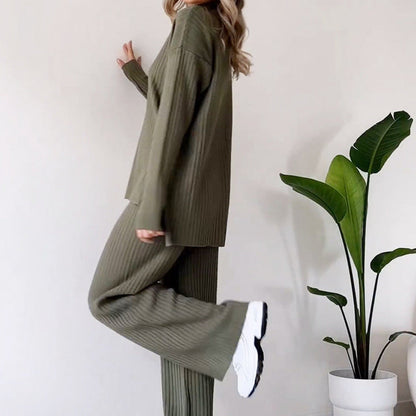 Rollkragen Stricktop mit Schlitz Design und Gerade Hose Set aus Polyester | Ideal für Herbst und Winter
