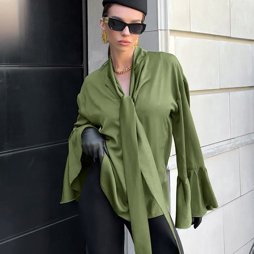 Satinbluse mit Schleifenkragen Trompetenärmeln und Rüschen | Ideal für den Frühling