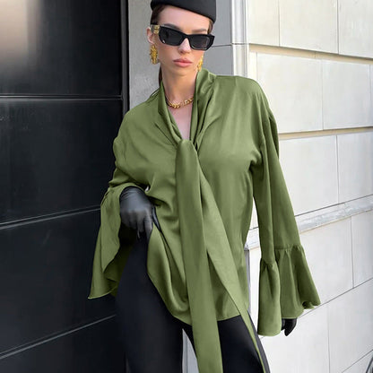 Satinbluse mit Schleifenkragen Trompetenärmeln und Rüschen | Ideal für den Frühling