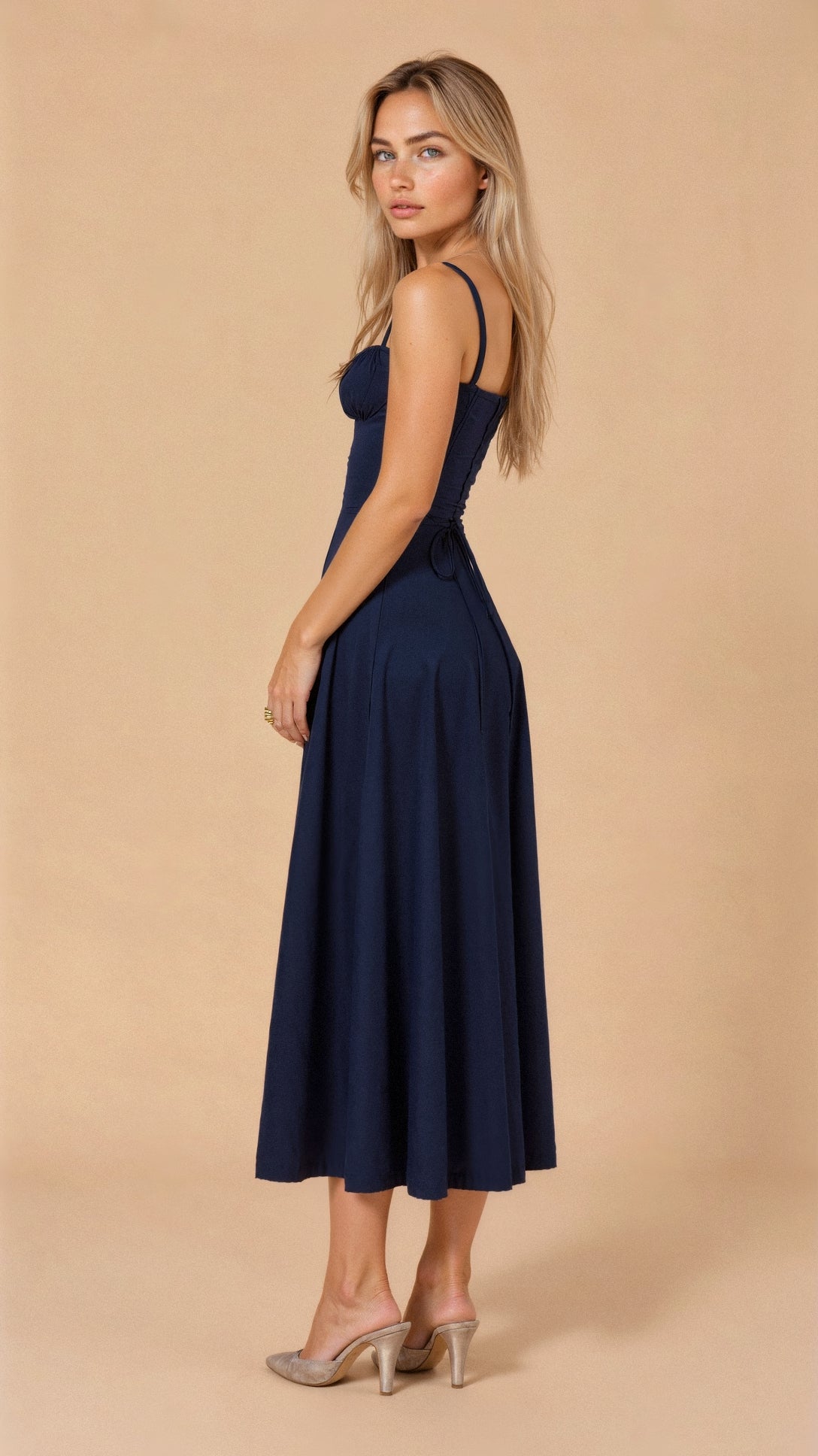 Kleid mit Korsett-Detail, Figurbetonter Oberteil und Fließendem Rock | Ideal für Frühling und Sommer